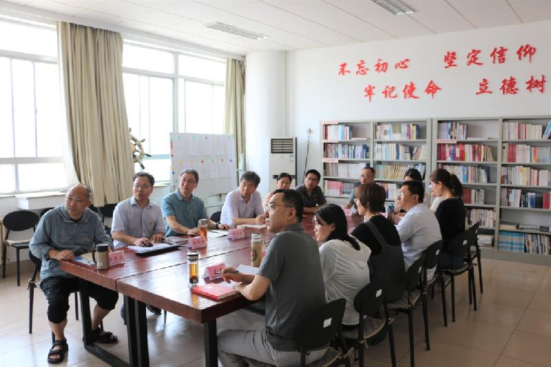 学校党委书记毕丛福到思政部调研...